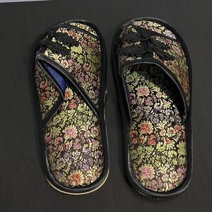 Unisex Slippers Black and Gold Floral Chinese-Style Asian Footwear Never Worn